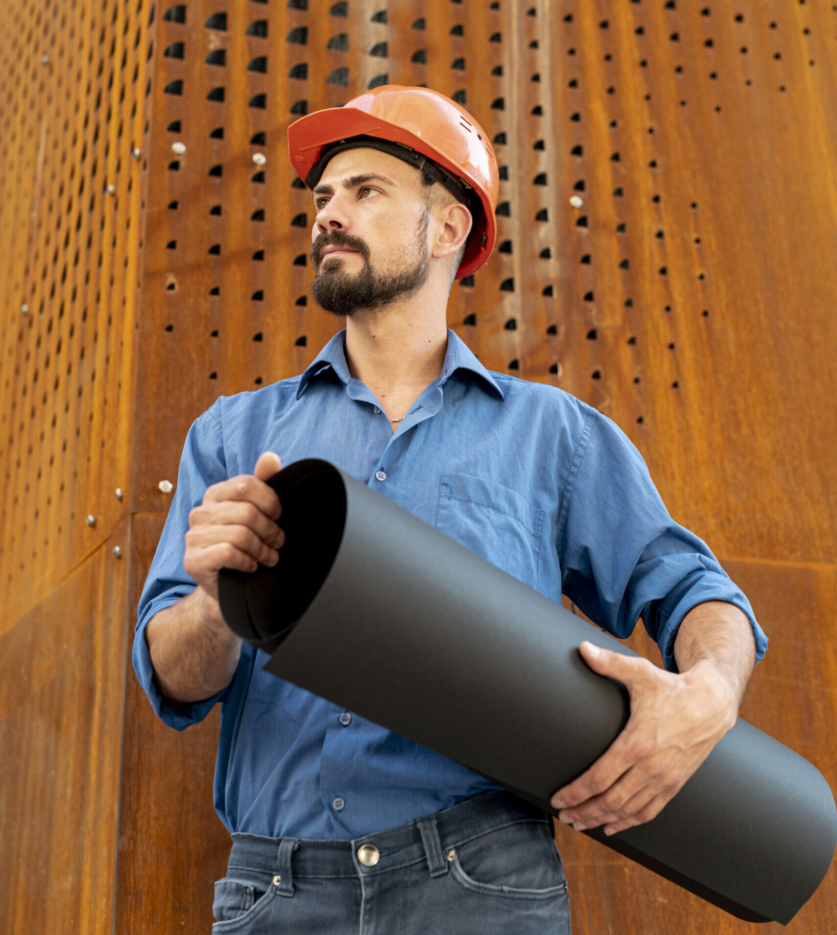 vue-frontale-de-homme-tenant-plan-construction